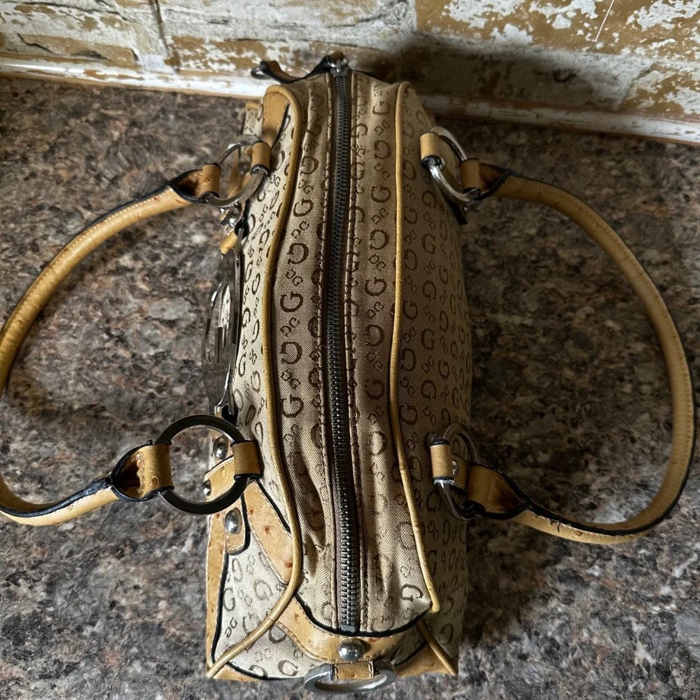 Guess Baguette Handbag Womens Boho Medium Tan Monogram Ostrich Y2K Logo Silver